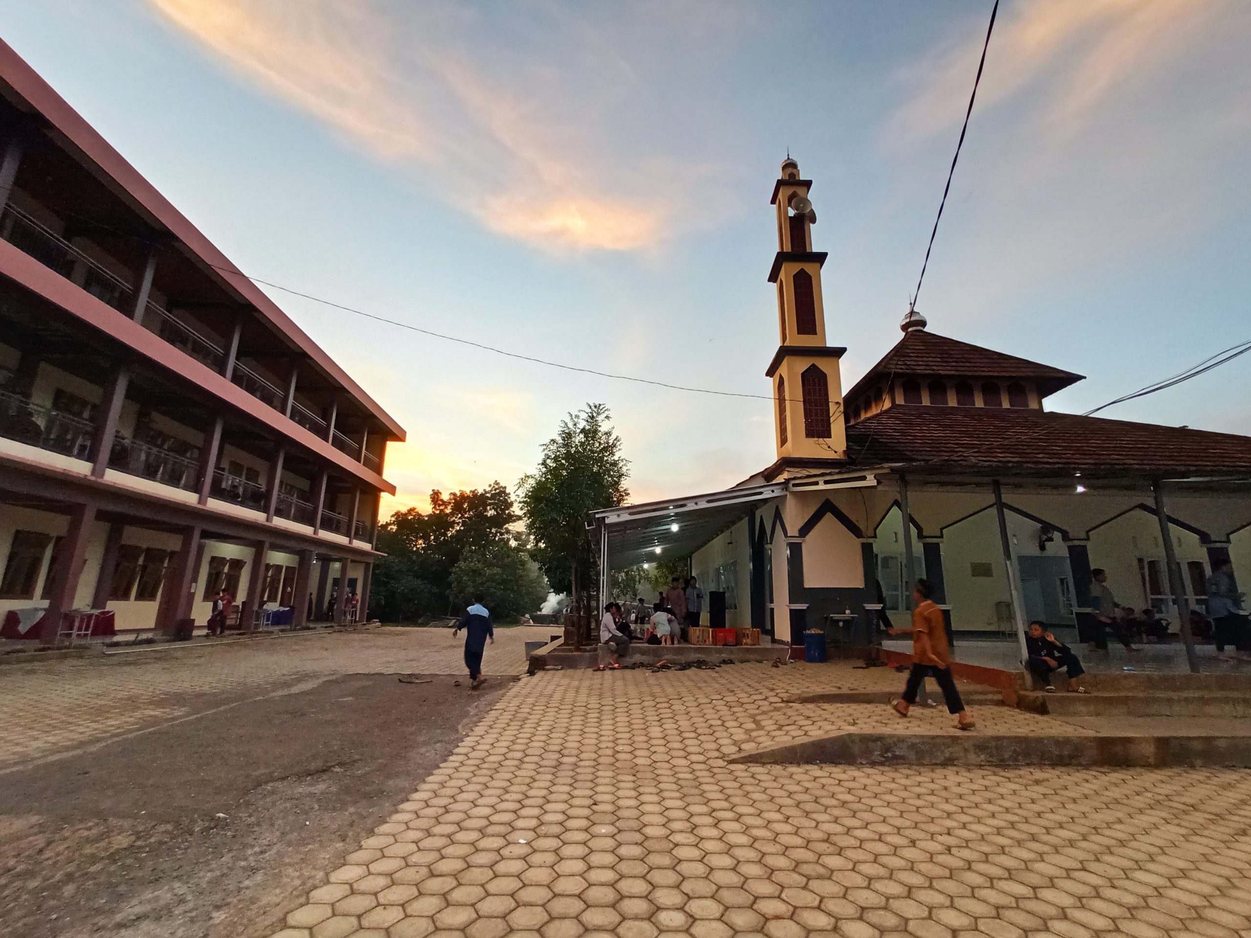 Masjid dan Gedung Kelas